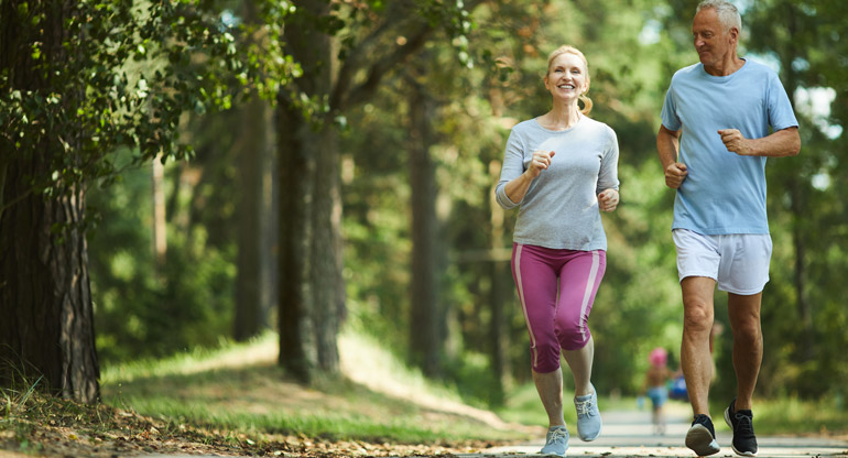 Senioren beim Slow Jogging