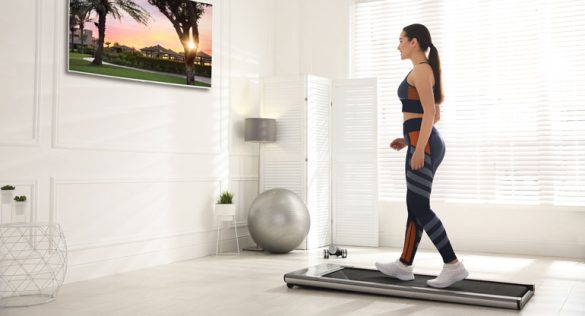 Frau läuft zuhause auf einem Walking Pad