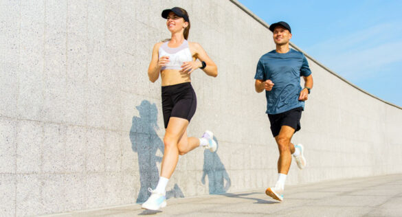 Frau und Mann im Sommer beim Joggen - soll ich auf Distanz oder Zeit laufen?