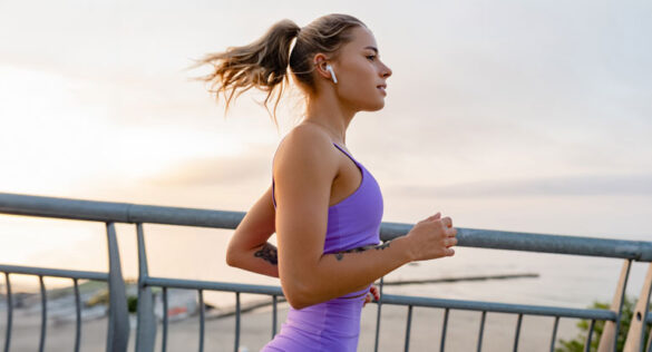 Frau will beim Joggen ihre Lauftechnik verbessern