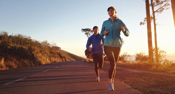 zwei Jogger laufen auf nüchternem Magen bei Sonnenaufgang