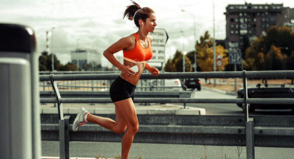 Frau beim Tempodauerlauf